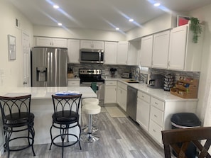 Kjøleskap, mikrobølgeovn, ovn og kokeplater