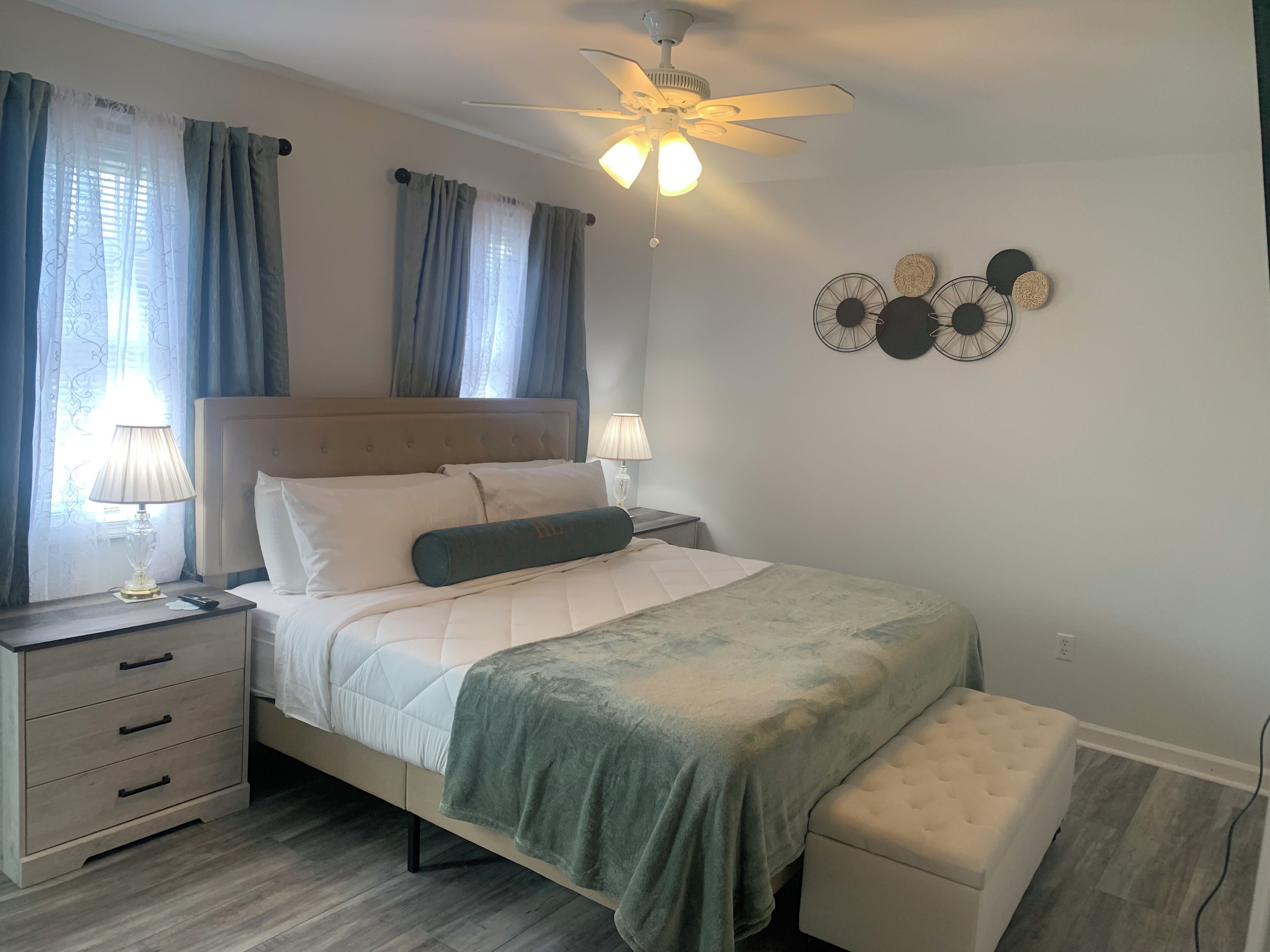 3 quartos, cofres nos quartos, ferros/tábuas de passar roupa