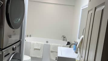 Een douche, een bubbelbad, een haardroger, handdoeken