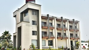 Un edificio de varios pisos con un letrero que dice 'The FRESHCO RESORT'.