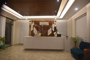 Quầy tiếp tân