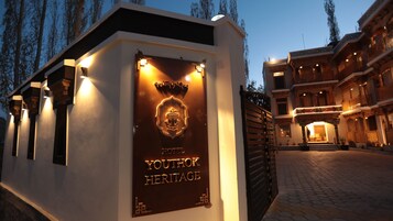 Placa do Youthok Heritage Hotel, com emblema e nome tradicionais.