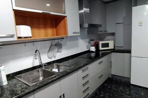 Kylskåp, mikrovågsugn, spishäll och kaffe- och tebryggare