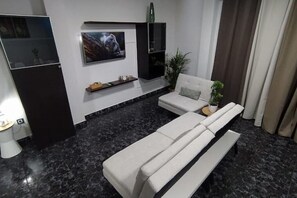 Smart TV, books - Céntrico y Amplio Piso Cerca del Marcm (Candelaria)