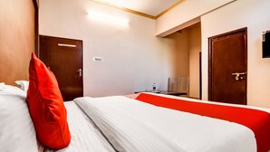 Classic Room | 1 bedroom, desk, bed sheets - OYO Flagship Star City Hotel  (Faizabad)