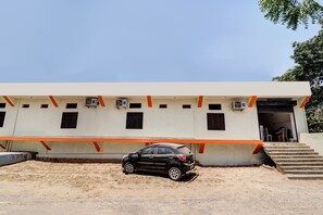 Vista frontal de la propiedad