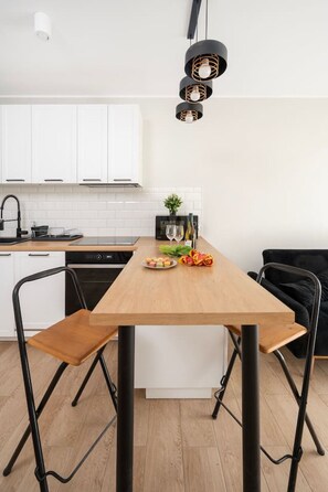 Dining - Hideaway Apartment - Terrace with Garden & Parking by Rentujemy (Lódz)