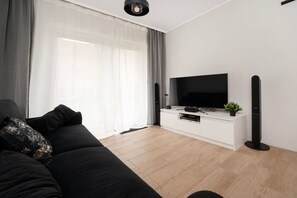 Smart TV, stereo - Hideaway Apartment - Terrace with Garden & Parking by Rentujemy (Lódz)