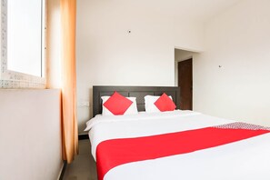 Classic Room | 1 bedroom, desk, free WiFi, bed sheets - OYO Heaven Holidays (Ootacamund)