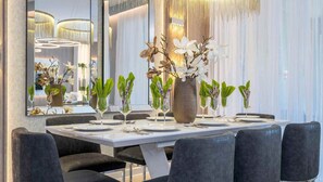 Dining - Disney Retreat 4BR • Pool • Cars & Lion King (Kissimmee)