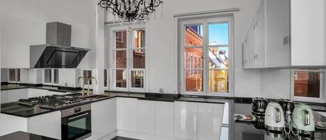 Kühlschrank, Mikrowelle, Ofen, Geschirrspüler