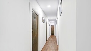 Classic Room | Bathroom - OYO Hotel Metro House (Mumbai)