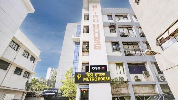 Front of property - OYO Hotel Metro House (Mumbai)