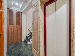 Lobby - OYO Park Royal (Chennai)