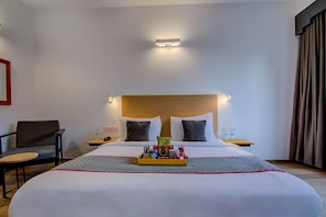 Habitación clásica | Baño | Ducha, artículos de higiene personal gratuitos y toallas