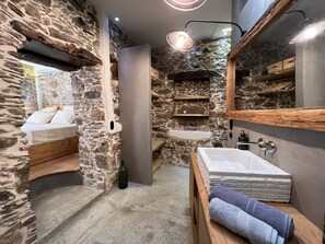 Dusche, Whirlpool, Haartrockner, Handtücher