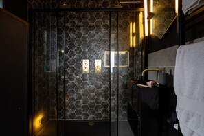 Douche, sèche-cheveux, serviettes fournies, savon