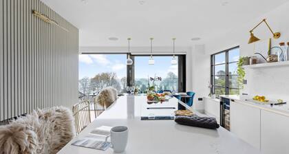 Luxury & comfort with sea views, Cinema room & gym