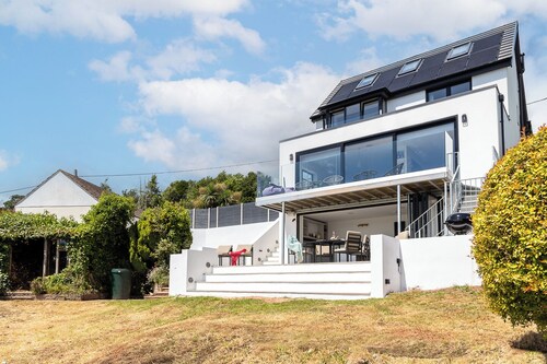 Luxury & comfort with sea views, Cinema room & gym