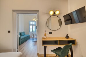 Een kluis op de kamer, een bureau, een strijkplank/strijkijzer