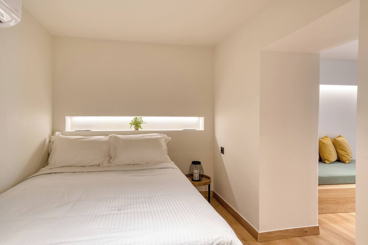 Standard Double Room (Ground Floor) | Caja de seguridad en la habitación y escritorio