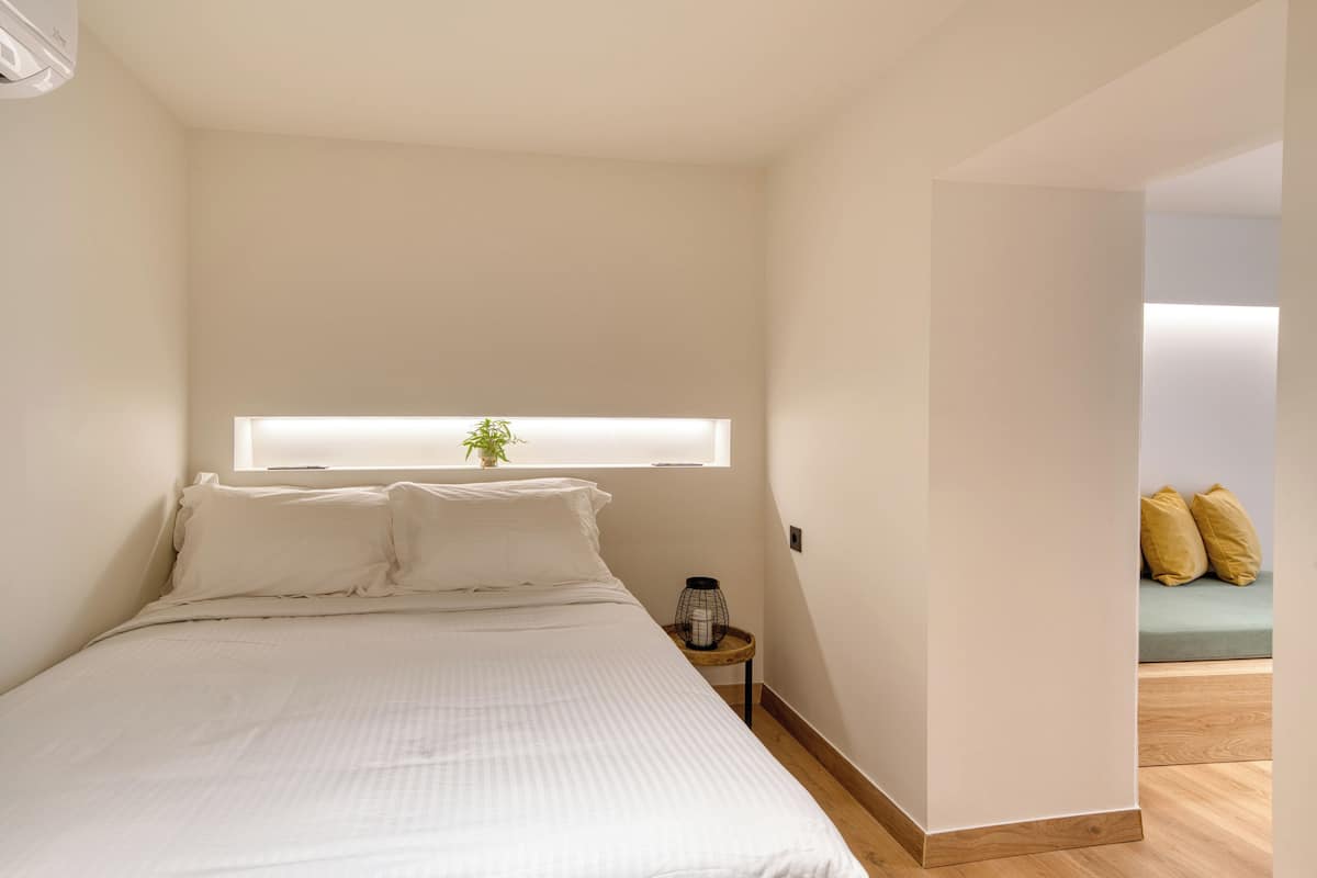 Standard Double Room (Ground Floor) | 1 habitación, caja de seguridad en la habitación y escritorio