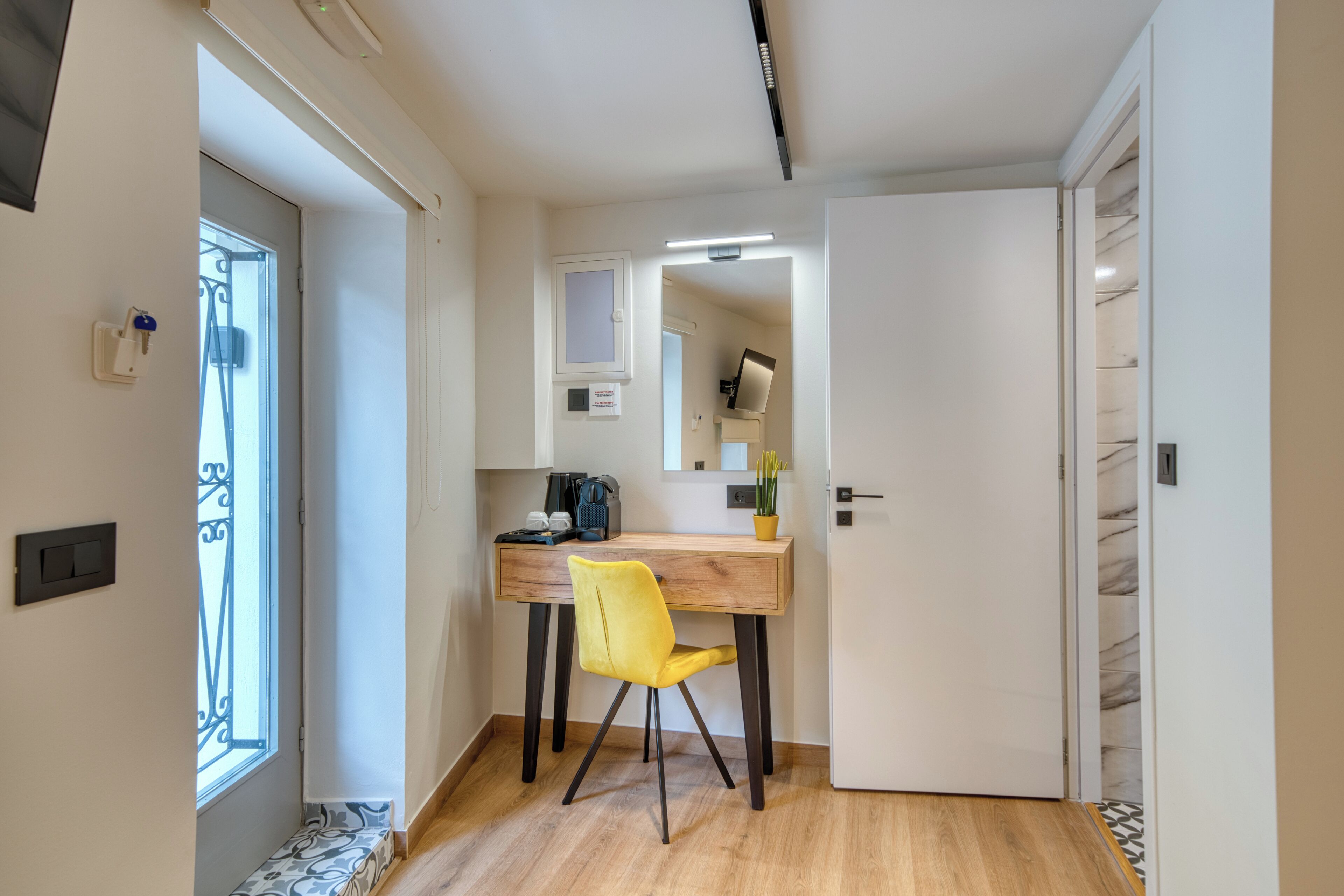 Standard Double Room (Ground Floor) | Caja fuerte, escritorio, tabla de planchar con plancha y wifi gratis