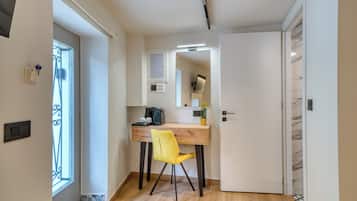 Standard Double Room (Ground Floor) | Safe på rommet, skrivebord, strykejern/-brett og wi-fi (inkludert)