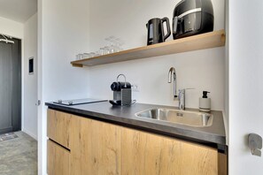 Kjøleskap, kokeplater, kaffetrakter/tekoker og kjøkkenutstyr