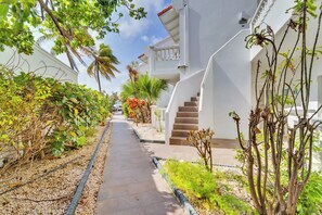 Property grounds - Belmar Oceanfront Apartment 14 with panoramic views single-level living and park (Kralendijk)