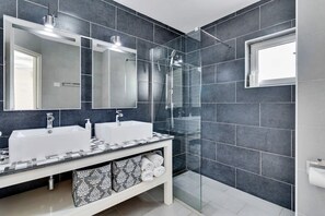 Een douche, een haardroger, handdoeken