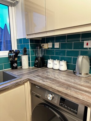 House | Private kitchen | Fridge, microwave, oven, stovetop - Luxurious 2-bed House in Dartford (Dartford)