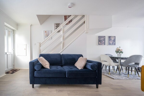House | Living area | TV - Luxurious 2-bed House in Dartford (Dartford)