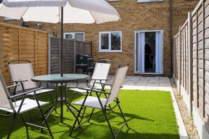 House | Outdoor dining - Luxurious 2-bed House in Dartford (Dartford)