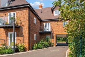 Apartment | 2 bedrooms - 2 Bed 2 Bath Apt Close to Reigate Station - 2230 (Reigate)