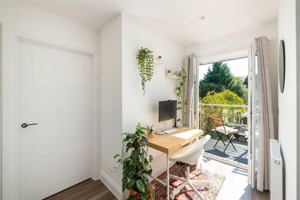 Apartment | 2 bedrooms - 2 Bed 2 Bath Apt Close to Reigate Station - 2230 (Reigate)