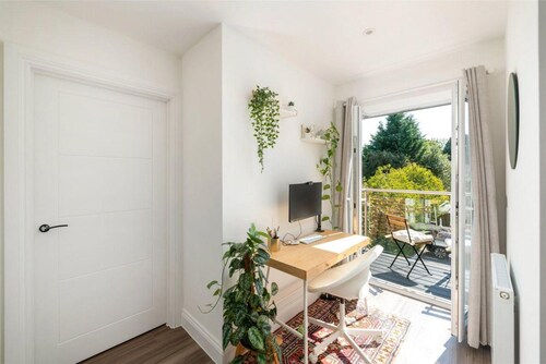2 Bed 2 Bath Apt Close to Reigate Station - 2230