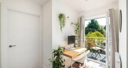 2 Bed 2 Bath Apt Close to Reigate Station - 2230