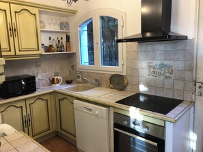 Kylskåp, mikrovågsugn, ugn och spishäll