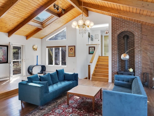 Stylistic Home and Easy Walk to the Beach!