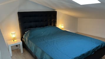 1 dormitorio, tabla de planchar con plancha, wifi y ropa de cama