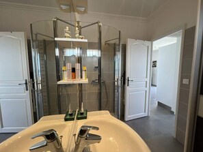 Suihku, hiustenkuivaaja