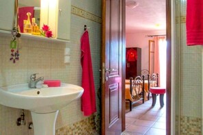 Basic Quadruple Room | Bathroom | Hair dryer - Anatoli Residences (Alonissos)