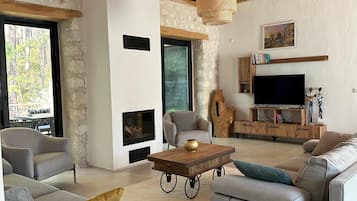 Deluxe villa | Woonruimte | Een televisie