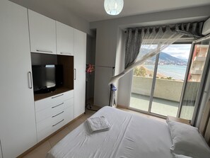 2 bedrooms, iron/ironing board, free WiFi, bed sheets - Beautiful 2 Bedroom Flat (Vlorë)
