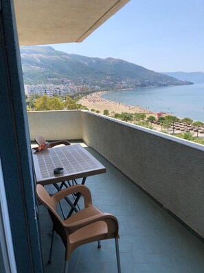 Apartment | Outdoor dining