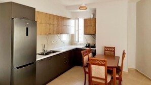Apartamento | Cozinha privada | Geladeira, micro-ondas, fogão, cooktop