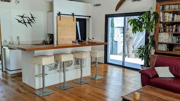 Een smart-tv en een open haard