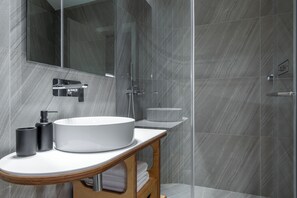Apartamento superior | Baño | Ducha, artículos de higiene personal gratuitos y secador de pelo