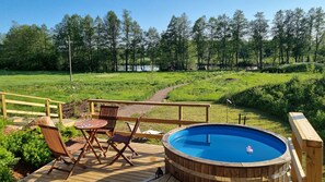 Outdoor dining - Kaunisvirta villa for 10 with beautiful views. Pet-Friendly! (Pyhtään kirkonkylä)